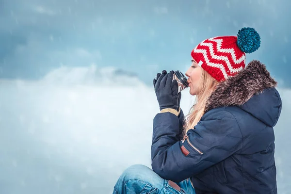 Leuk Meisje Zitten Buiten Een Besneeuwde Winterdag Verwarmd Door Hete — Stockfoto