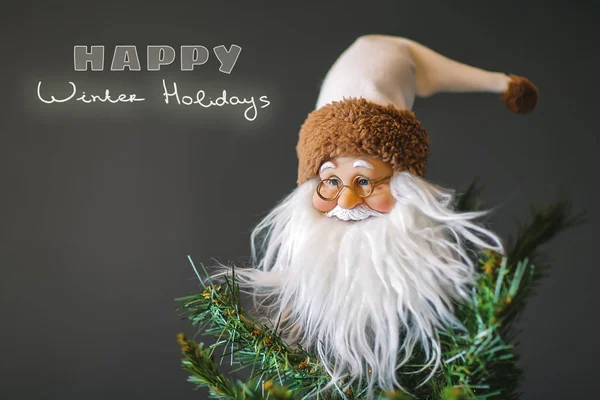 Foto Eines Dekorativen Weihnachtsmannes Auf Einem Weihnachtsbaum Vor Grauem Hintergrund — Stockfoto