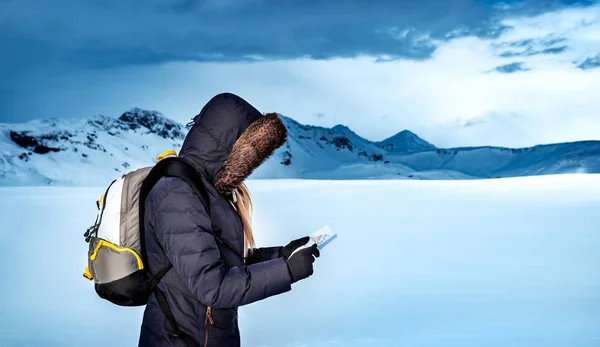 Reiziger Meisje Met Een Kaart Het Besneeuwde Gebied Van Noordpool — Stockfoto