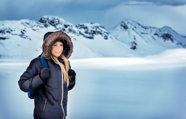 Gelukkig Mooie Vrouw Met Rugzak Reizen Besneeuwde Bergen Wandeltochten Noordpool — Stockfoto