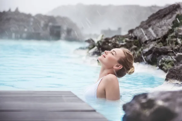 Mulher Desfrutando Spa Natural Blue Lagoon Spa Geotérmico Sudoeste Islândia — Fotografia de Stock