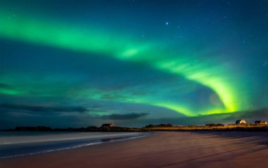 Kuzey ışıkları, gece yeşil ışığın güzel manzarası yıldızlı gökyüzü, Lofoten takımadalarının inanılmaz doğal güzelliği Gimsoya, Norveç