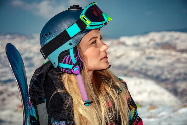 Retrato Una Deportista Con Casco Máscara Con Tabla Snowboard Mano —  Fotos de Stock