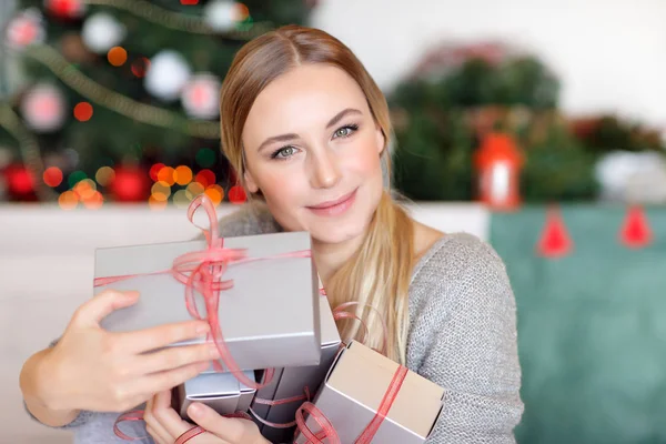 Trevlig Kvinna Njuter Julklappar Väntan Öppnandet Alla Presentaskar Tillbringa Vintern — Stockfoto