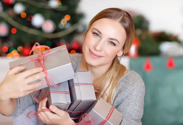 一个漂亮姑娘的画像 手里拿着许多礼品盒 准备在圣诞节送礼给心爱的人 过个快乐的寒假 — 图库照片