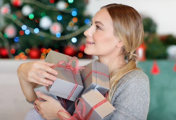 Söt Flicka Med Glädje Tar Emot Julklappar Tillbringar Lycklig Tid — Stockfoto