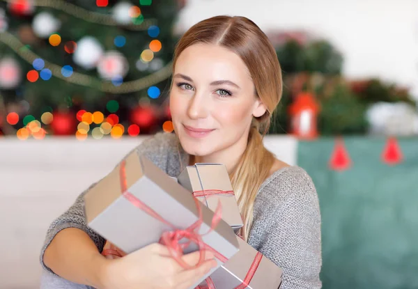 Söt Flicka Med Glädje Tar Emot Julklappar Tillbringar Lycklig Tid — Stockfoto