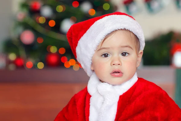 Ritratto Simpatico Piccolo Babbo Natale Bel Ragazzo Vestito Rosso Festivo — Foto Stock