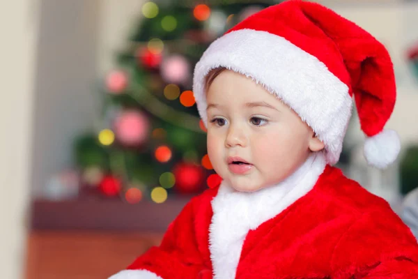 Retrato Pequeno Papai Noel Bonito Menino Bonito Vestindo Traje Festivo — Fotografia de Stock