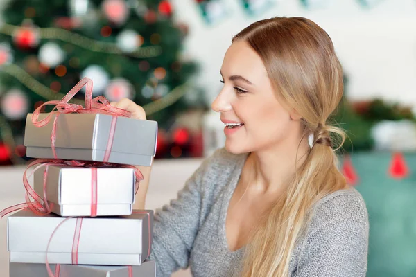 Vrolijke Vrouw Thuis Mooie Feestelijke Ingerichte Kamer Houden Handen Vele — Stockfoto