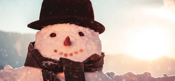 美丽的雪人肖像 户外雪天 寒假快乐 使雪人成为传统的过冬的乐趣 — 图库照片