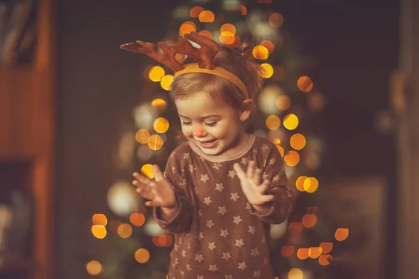 孩子们的圣诞晚会上 穿着红色服装的可爱的小宝宝们拍手叫好欣赏着日场 愉快地在圣诞树旁度假 — 图库照片