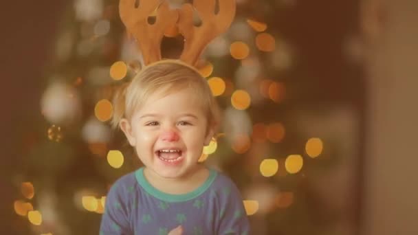 Lindo Niño Divirtiéndose Fiesta Navidad Del Niño Vídeo Full — Vídeo de stock