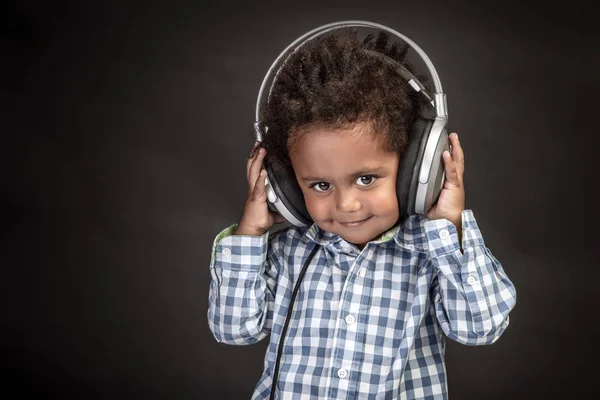 Kis Göndör Afro Amerikai Kisfiú Aranyos Mosoly Visel Fejhallgató Édes — Stock Fotó