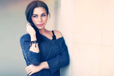 Hayalperest bir kızın özgün portresi dışarıda dikiliyor ve uzaklara bakıyor. Doğal makyajlı bir kadının gerçek güzelliği.