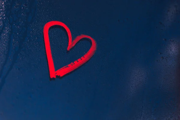 雨の夜 ガラスに赤い口紅で描かれたハートの写真 情熱の表現 バレンタインデーの愛のメッセージ — ストック写真