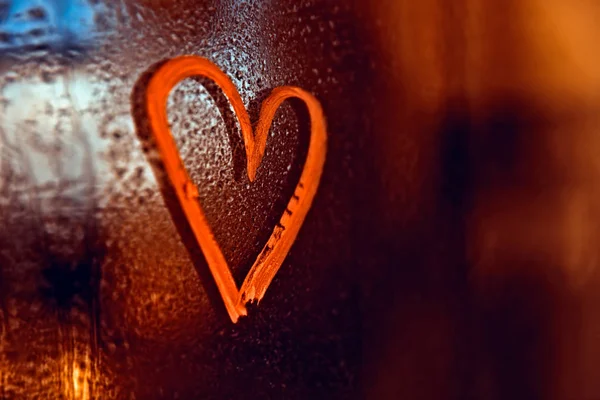 雨の夜にガラスに赤い口紅で描かれた心のヴィンテージスタイルの写真 情熱の表現 バレンタインデーの愛のメッセージ — ストック写真