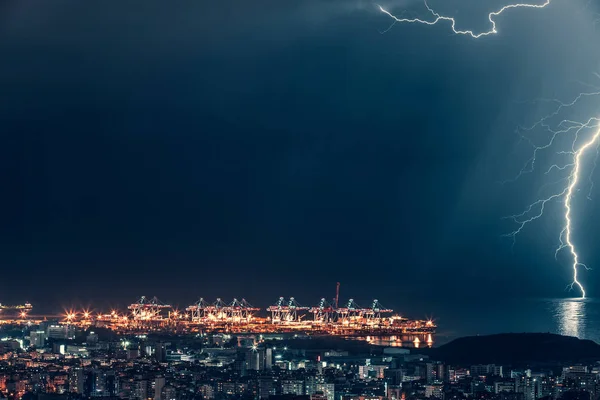 Lightning Nacht Stad Prachtige Magische Nachtelijke Stadsgezicht Aan Zee Blikseminslag — Stockfoto