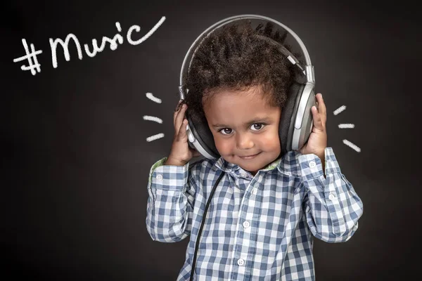 Słodki Mały Afrykański Chłopiec Noszący Słuchawki Słuchający Nagrywający Dziecięce Piosenki — Zdjęcie stockowe