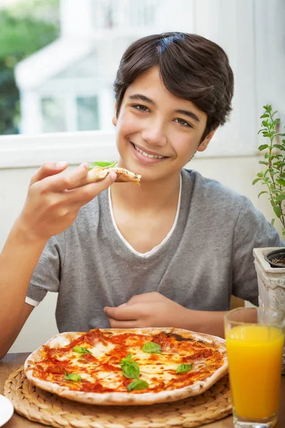 一个快乐少年的画像 带着快乐的披萨 快乐的少年享受着美味的食物 在家里度过了一个愉快的周末 — 图库照片