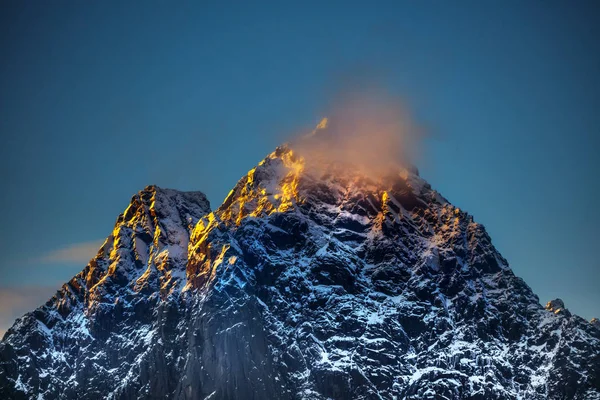 Prachtige Landschap Van Majestueuze Hoge Bergen Top Van Die Overspoeld — Stockfoto