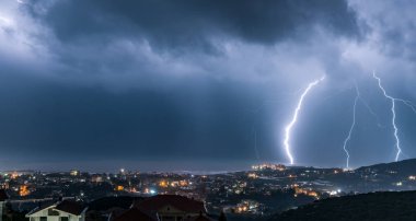 İnanılmaz güzel bir gece manzarası, dramatik gece manzarası, fırtınalı ve bulutlu hava.