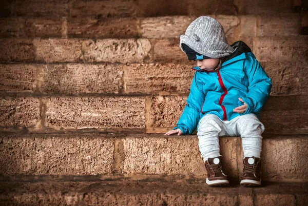 Lieve Kleine Jongen Gekleed Warme Kleren Zitten Trap Wachten Een — Stockfoto