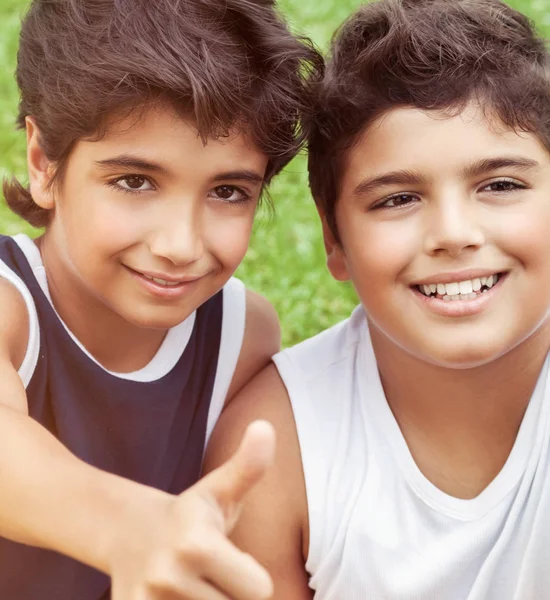 Retrato Close Dois Meninos Sorridentes Felizes Melhores Amigos Com Prazer — Fotografia de Stock