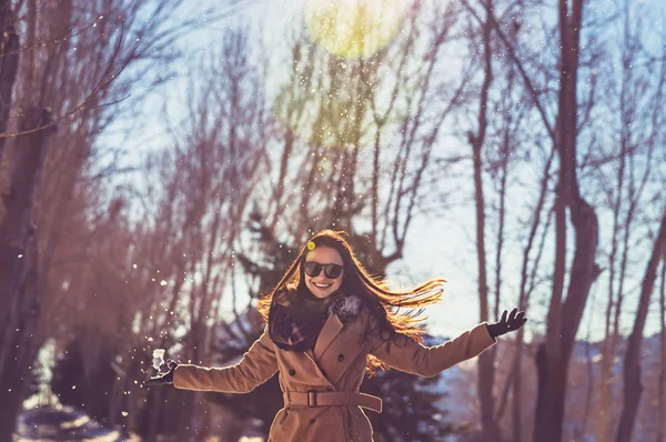 美しい女の子の肖像画サングラスを着用し 冬の公園で明るい晴れた日に楽しい時間を過ごして 子供のような楽しみを持って 幸せな冬の休暇 — ストック写真