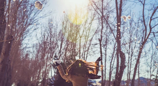 Neşeli Kadın Kış Parkında Eğleniyor Zevkle Koşuyor Zıplıyor Kar Atıyor — Stok fotoğraf