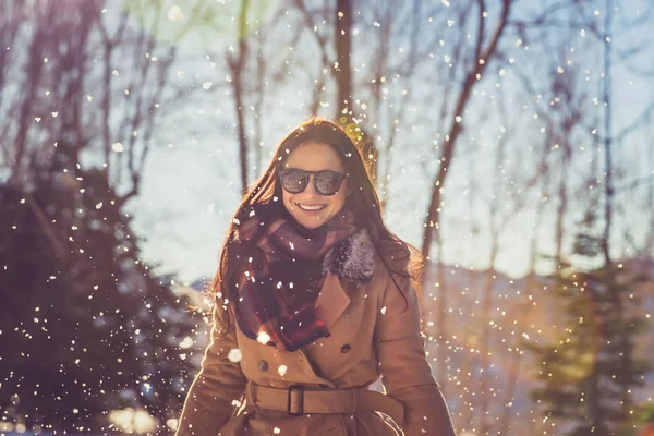 一个美丽而快乐的女性在公园里享受冬季降雪的画像 以及在户外度过寒假的乐趣 — 图库照片