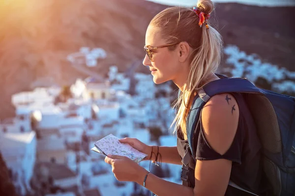 Mutlu Gezgin Kız Haritaya Bakıyor Uzaklardaki Dağlarda Sırt Çantasıyla Aktif — Stok fotoğraf