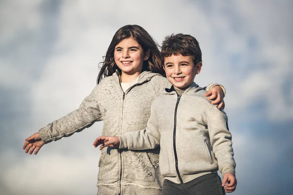 Portret Van Een Twee Gelukkige Kinderen Boven Hemel Achtergrond Broertje — Stockfoto