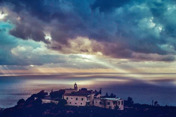 在漆黑的暮色中 海滨教堂的美丽景色 阳光透过云彩洒满水面 仿佛是上帝的声音 地中海 黎巴嫩 — 图库照片