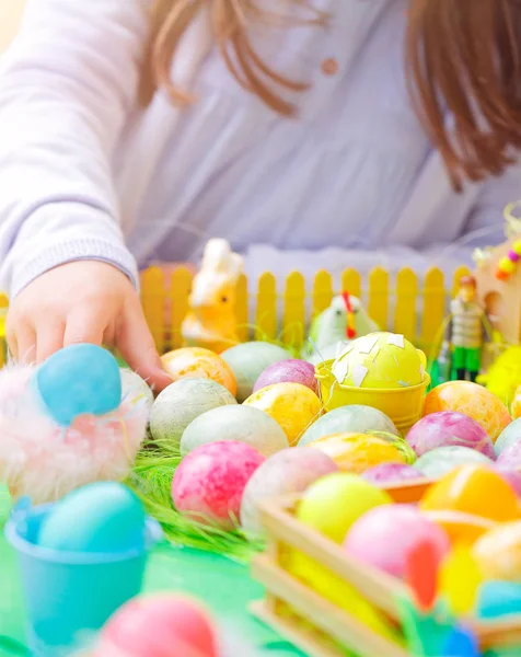 Detailní Foto Holčičí Ruky Malování Mnoha Barevných Vajec Tradiční Velikonoční — Stock fotografie
