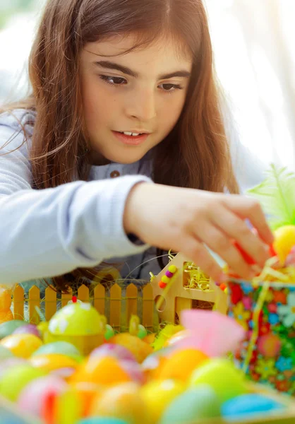 Porträtt Söt Liten Flicka Leka Med Färgglada Ägg Måla Och — Stockfoto