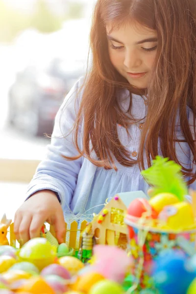 Ritratto Una Dolce Bambina Che Diverte Durante Festa Pasqua Facendo — Foto Stock