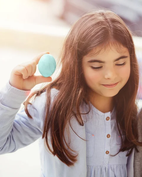 Retrato Uma Menina Bonito Segurando Mão Pintado Ovo Páscoa Caça — Fotografia de Stock