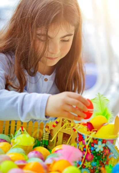 Porträt Eines Niedlichen Kleinen Mädchens Das Mit Bunten Eiern Spielt — Stockfoto