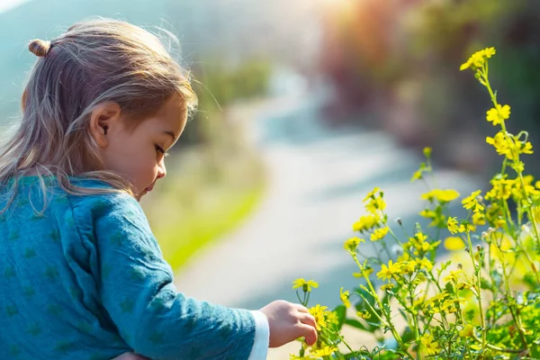 Lilla barnet upptäcka världen — Stockfoto