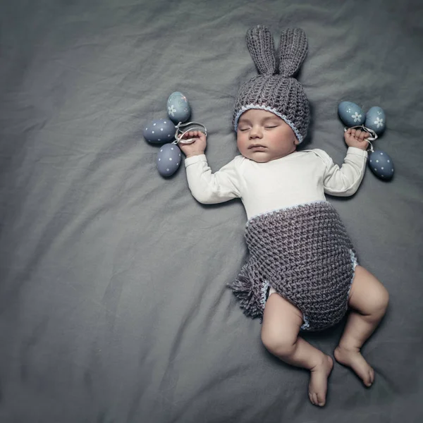 Schattige kleine baby gekleed als een paashaas — Stockfoto