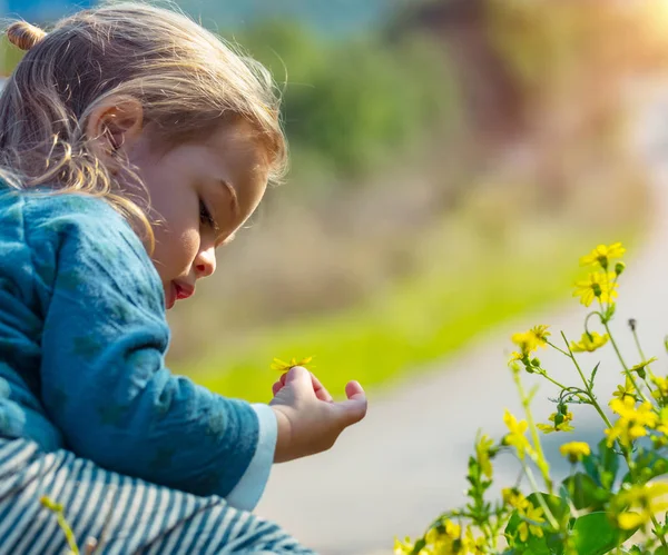 Niedlichen kleinen Jungen genießen Blumen — Stockfoto