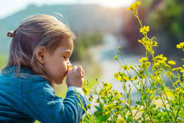 Menino gostando de flores aroma — Fotografia de Stock