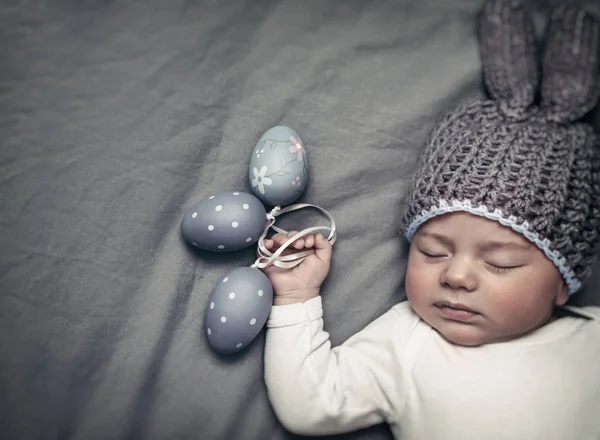 Pasgeboren baby gekleed voor Pasen — Stockfoto