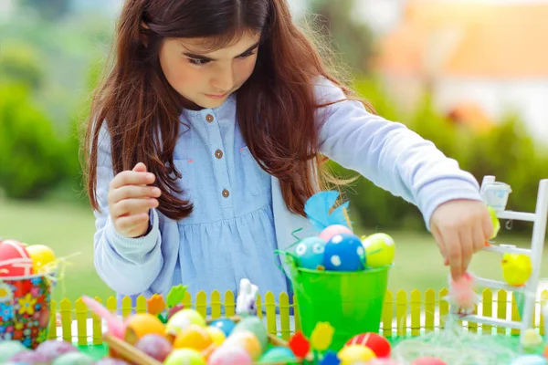 Menina agradável jogando com ovos de Páscoa — Fotografia de Stock