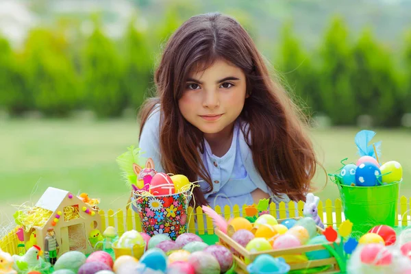 Felice ragazza godendo di vacanza di Pasqua — Foto Stock