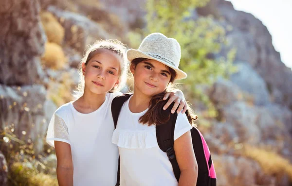 Duas meninas felizes no acampamento de verão — Fotografia de Stock