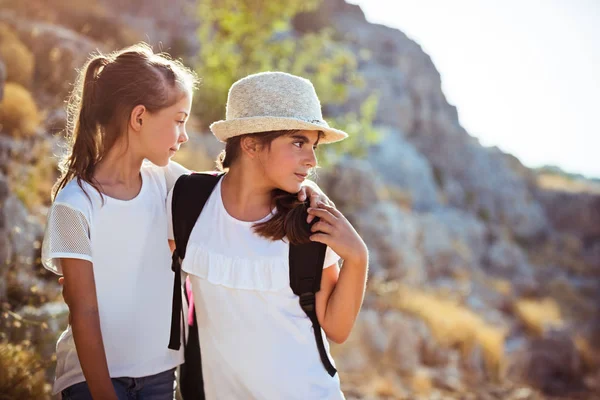 Beste Freunde, die entlang der Berge reisen — Stockfoto