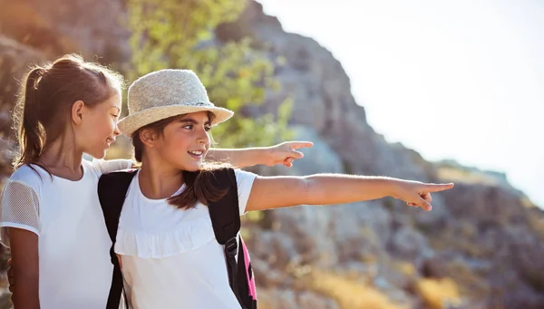 Dos chicas disfrutando de un recorrido a pie por las montañas —  Fotos de Stock