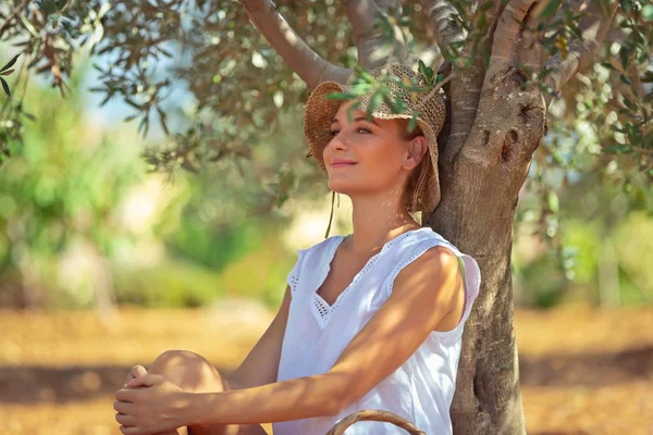 Zeytin bahçesinde huzurlu kadın — Stok fotoğraf